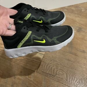 10c Nike Kids Black and Neon Green Sneakers